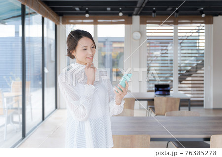 働く 女性 上半身 20代 働く 女性 上半身 20代 76385278
