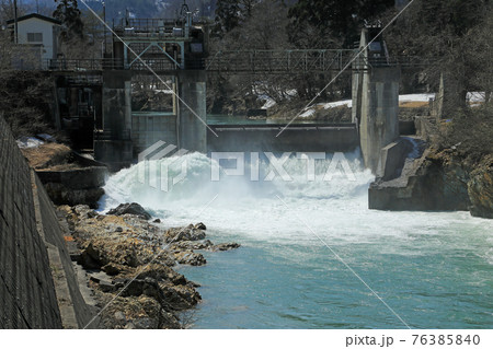 雪解け水を放出する水門－小林発電所　福島県只見町 76385840