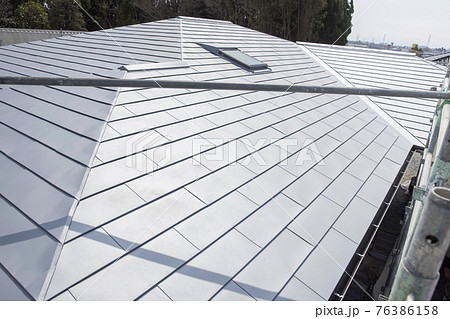 建築中の家の屋根 76386158