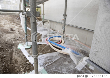 建築途中の家 下から見る足場イメージ 建築途中の家 下から見る足場イメージ 76386182