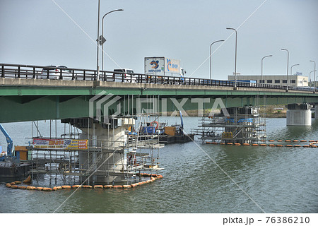 耐震補強の橋脚 橋梁補修の工事風景 耐震補強の橋脚 橋梁補修の工事風景 76386210