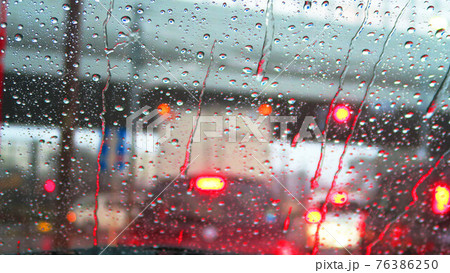 雨の日の車のフロントガラスの風景の写真素材