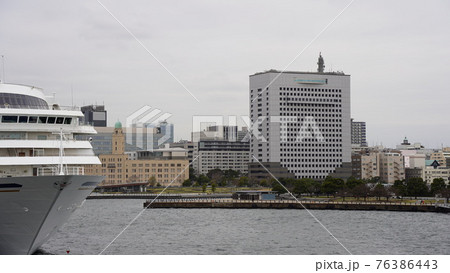 横浜港、大桟橋に停泊中の飛鳥IIの舳先と神奈川県警本部 76386443