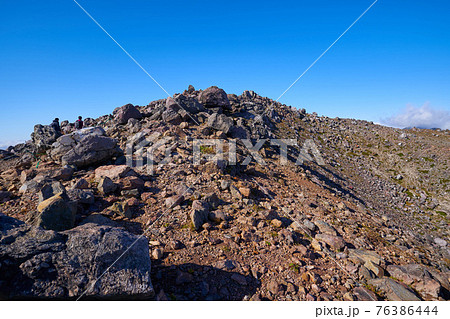 栃木県 那須岳(茶臼岳)の火口(お鉢)の三角点付近から山頂方面へ向かう登山道 栃木県 那須岳(茶臼岳)の火口(お鉢)の三角点付近から山頂方面へ向かう登山道 76386444