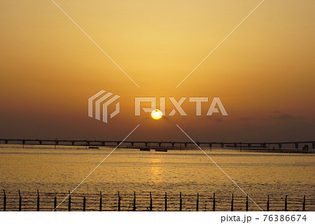 袖ヶ浦の千葉フォルニアから見える地平線と海と太陽と空と夕焼け 76386674