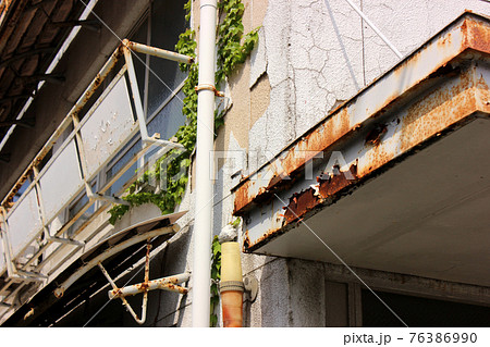 杉並区にある廃墟となったアパート 2 の写真素材 76386990 Pixta
