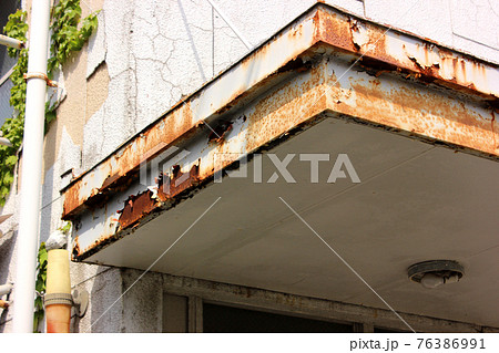 廃墟となったアパートの剥げ落ちた塗装(1) 廃墟となったアパートの剥げ落ちた塗装(1) 76386991