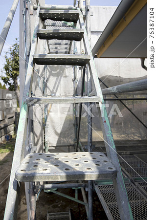 建築途中の家　足場イメージ 76387104