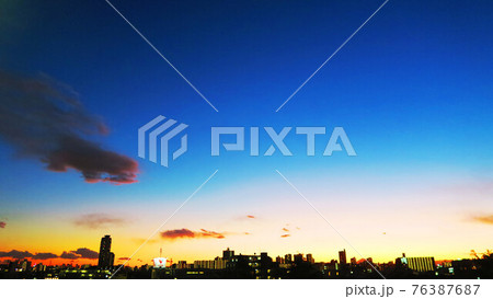 夕暮れの空と街並みの風景写真 76387687