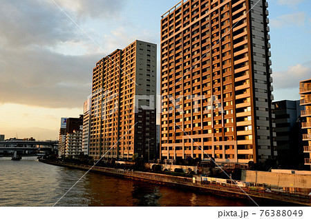 東京 両国ジャンクション付近の高層マンション 隅田川テラスの夕景 東京 両国ジャンクション付近の高層マンション 隅田川テラスの夕景 76388049