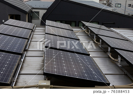 一軒家の屋根の上についたソーラーパネル 76388453