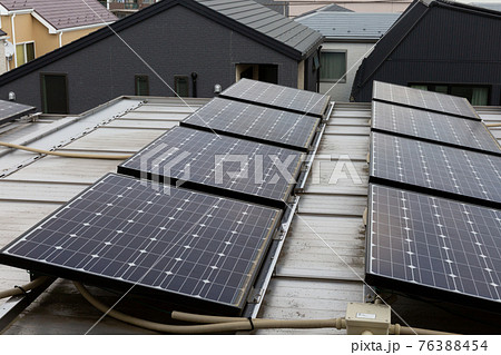 一軒家の屋根の上についたソーラーパネル 76388454