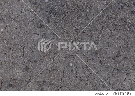 カナダ　小石　ひび割れた砂利の地面 76388495