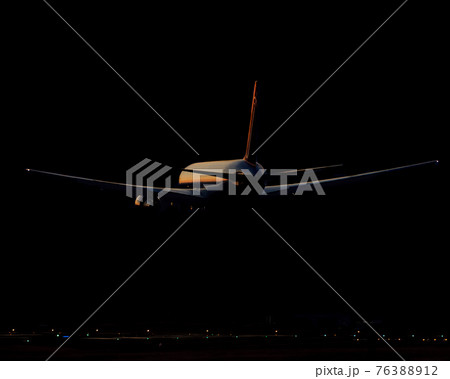 暗闇を飛ぶ飛行機 76388912