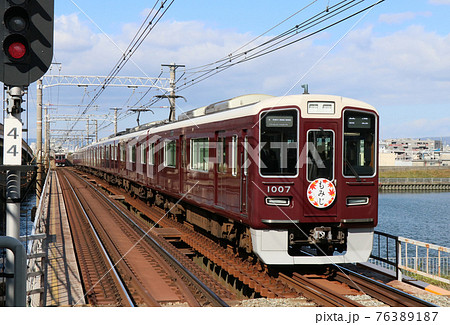 神崎川を渡る阪急神戸線の1000系電車 76389187