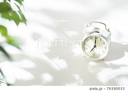 朝陽に照らされた、目覚まし時計。 朝陽に照らされた、目覚まし時計。 76390033
