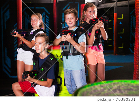 Happy teenagers with laser guns 76390531