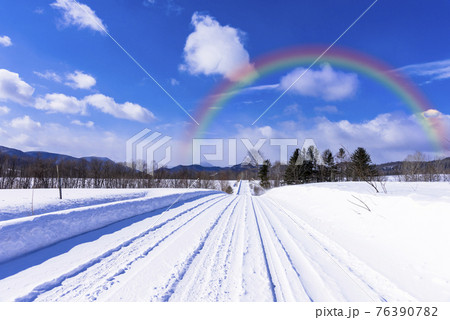 厳冬期の道東地方の雪原にかかる虹 76390782