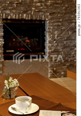 暖炉のある部屋 76391363