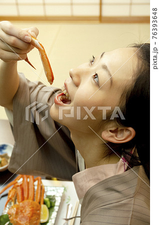 かにを食べようとする浴衣の女性 かにを食べようとする浴衣の女性 76393648