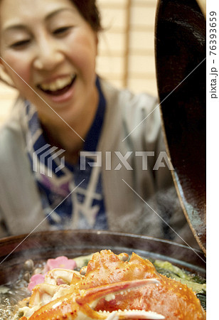 鍋の蓋を開ける浴衣姿の女性 76393659
