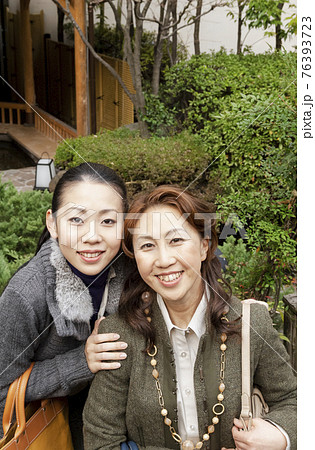 笑顔で寄り添う母と娘 笑顔で寄り添う母と娘 76393723