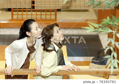 笑顔で見上げる母と娘 笑顔で見上げる母と娘 76393781