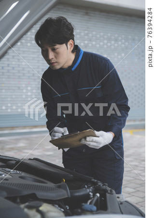 auto vehicle Service repair center concept with maintenance staff auto vehicle Service repair center concept with maintenance staff 76394284
