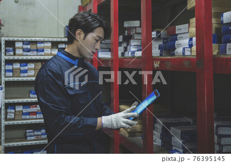 auto vehicle Service repair center concept with maintenance staff auto vehicle Service repair center concept with maintenance staff 76395145