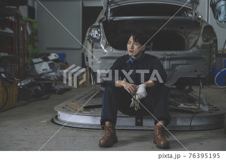 auto vehicle Service repair center concept with maintenance staff auto vehicle Service repair center concept with maintenance staff 76395195