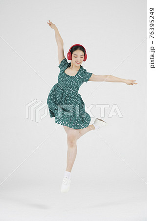 Asian female contemporary dancer making move with headset Asian female contemporary dancer making move with headset 76395249