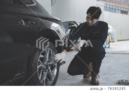 auto vehicle Service repair center concept with maintenance staff auto vehicle Service repair center concept with maintenance staff 76395285