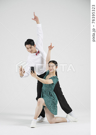 sale promotion concept, contemporary couple dancers with smarphone on hand 76395323
