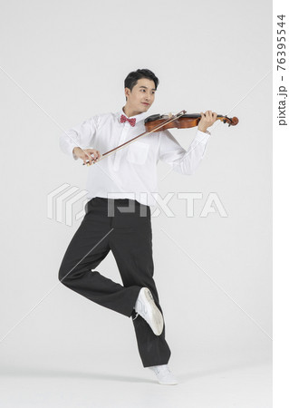 Asian female contemporary dancer with violin Asian female contemporary dancer with violin 76395544