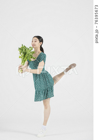Asian couple contemporary dancers holding celery 76395673