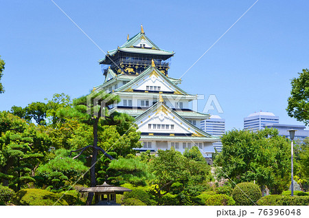 夏の大阪城　日本庭園から望む天守閣 76396048