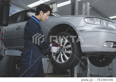 auto vehicle Service repair center concept with maintenance staff auto vehicle Service repair center concept with maintenance staff 76396446