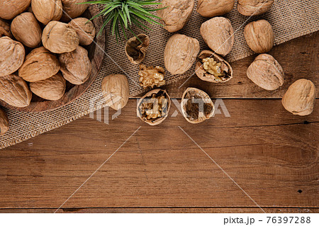 walnut kernels and whole walnuts 76397288