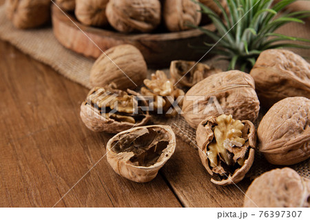 walnut kernels and whole walnuts 76397307