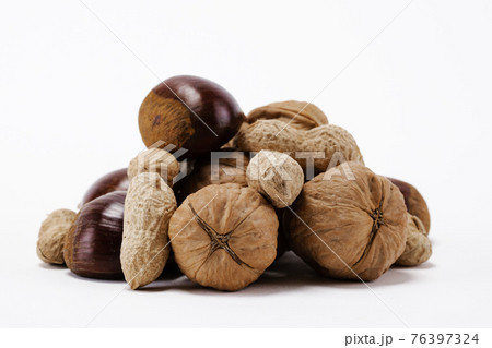 mix of chestnuts, peanuts and walnuts mix of chestnuts, peanuts and walnuts 76397324
