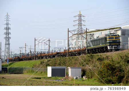 築堤を行くEF81113レール輸送列車 76398949