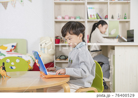 Asian girl and boy studying Asian girl and boy studying 76400529