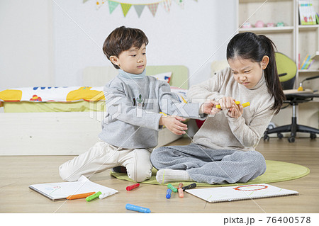 Asian girl and boy, sister and brother fighting 76400578