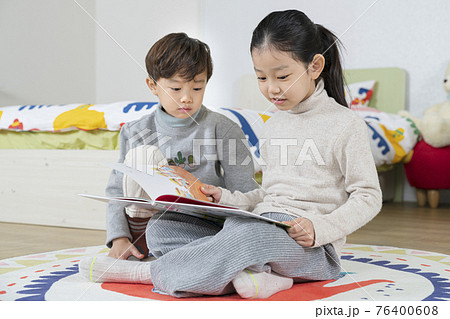 Asian girl and boy reading book Asian girl and boy reading book 76400608