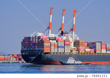 大阪港に入港する大型コンテナ船　 76401151
