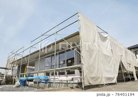 建築途中の家　建築現場イメージ 76401194