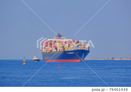 大阪港に入港する大型コンテナ船 大阪港に入港する大型コンテナ船 76401439