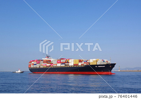 大阪港に入港する大型コンテナ船　 76401446