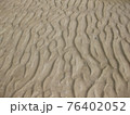 砂浜に浮き出た特徴的な模様 76402052