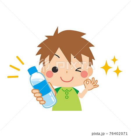 ペットボトルの水を持ち歩いて熱中症予防バッチリの可愛い小さな男の子のイラスト 白背景のイラスト素材